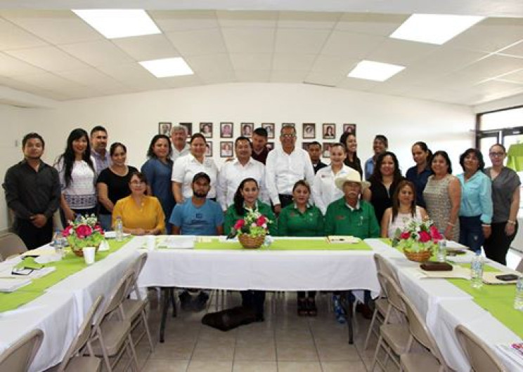 Entregan constancias a maestros y supervisores