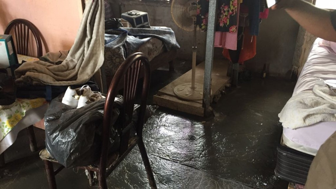 Aguas negras inundan domicilios de la colonia Tampico - Altamira