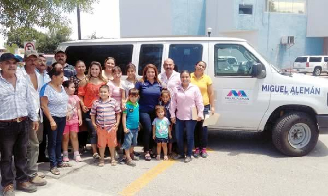 Entrega alcaldesa unidad para transporte escolar