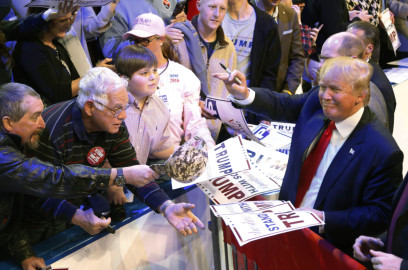 Miembros de Trump se reúnen con embajador ruso 