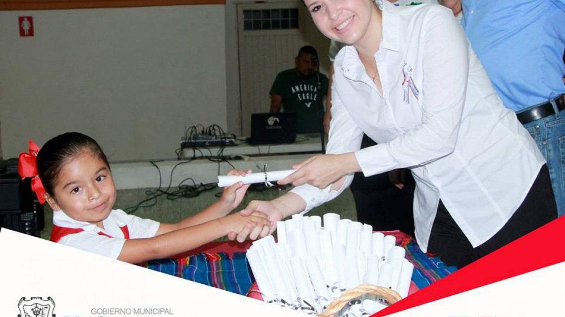 Entregan constancias en jardín de niños