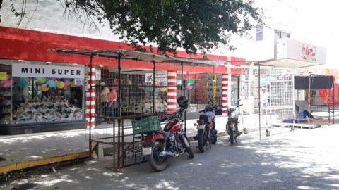 Cierran alrededor de 200 puestos informales por restricciones para ventas