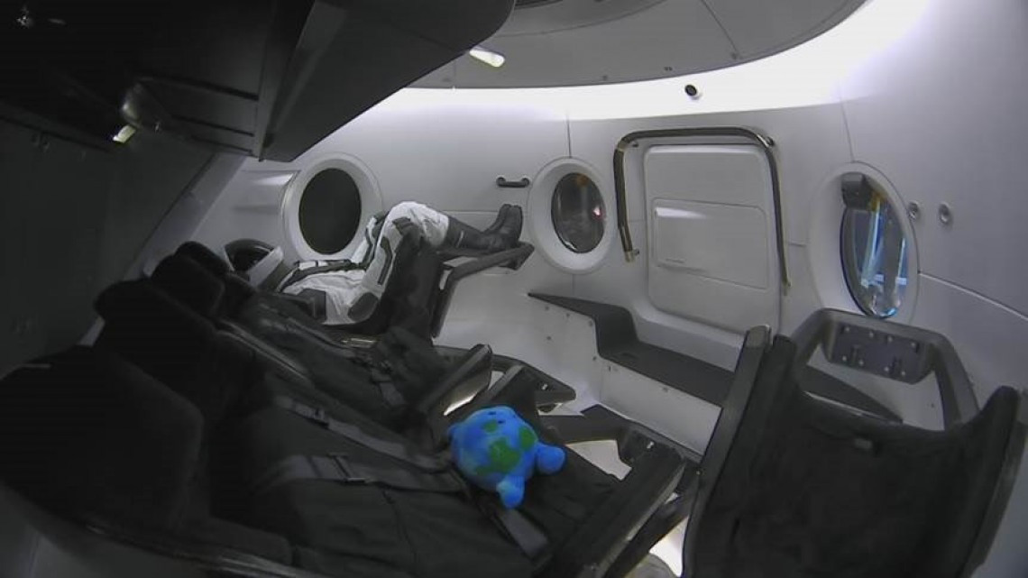 ¡Un polizonte! Se filtra un dinosaurio de peluche en la misión de SpaceX 