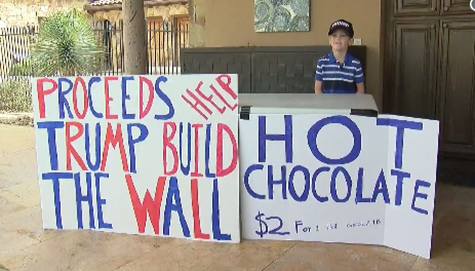 Niño vende chocolate caliente en Texas para construir muro