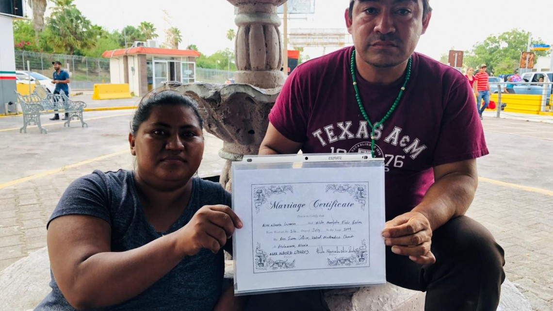 Líder metodista casa y bautiza a migrantes 