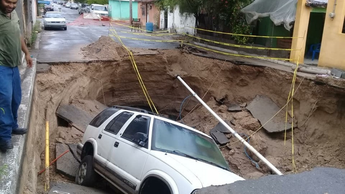 Registran hundimientos por lluvias