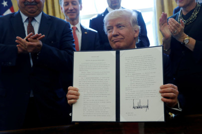 Firma Trump orden ejecutiva para reducir las regulaciones federales