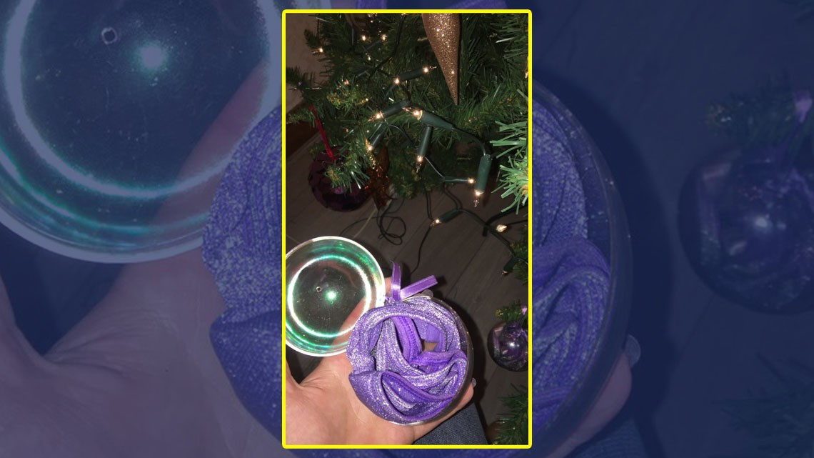 Joven descubre inusual sorpresa en esferas de navidad