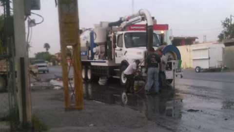 Limpian colector y líneas generales de drenaje