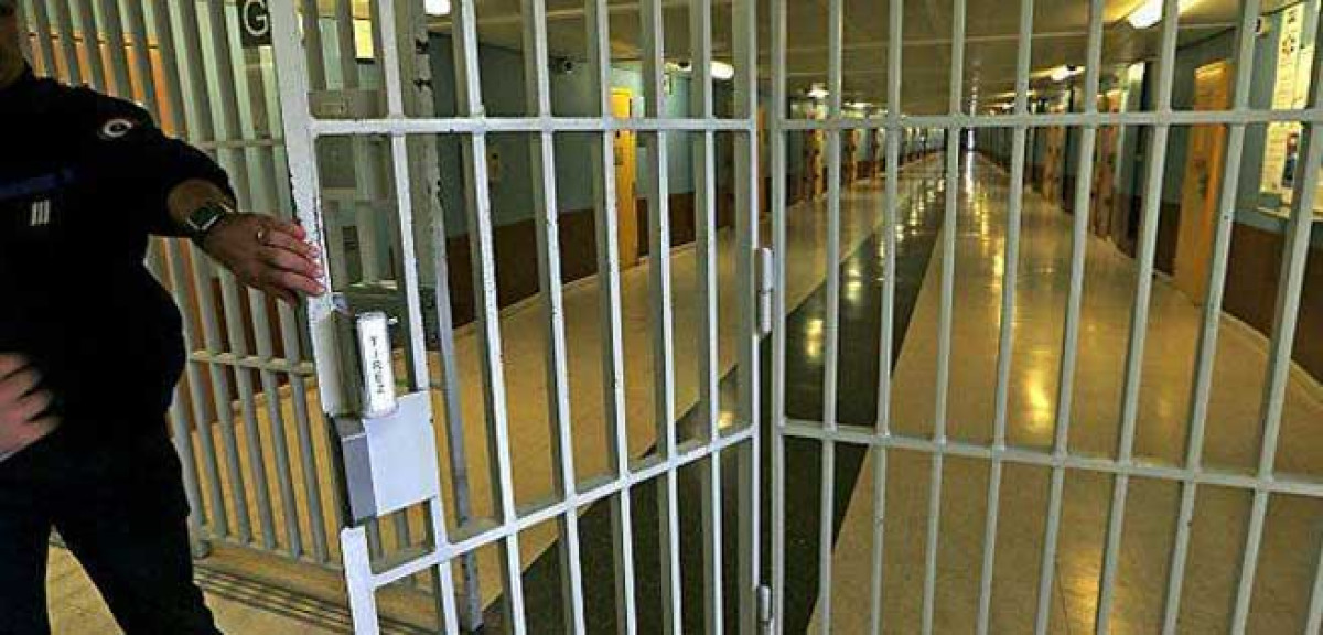 Instalará teléfonos fijos en celdas de presos en Francia