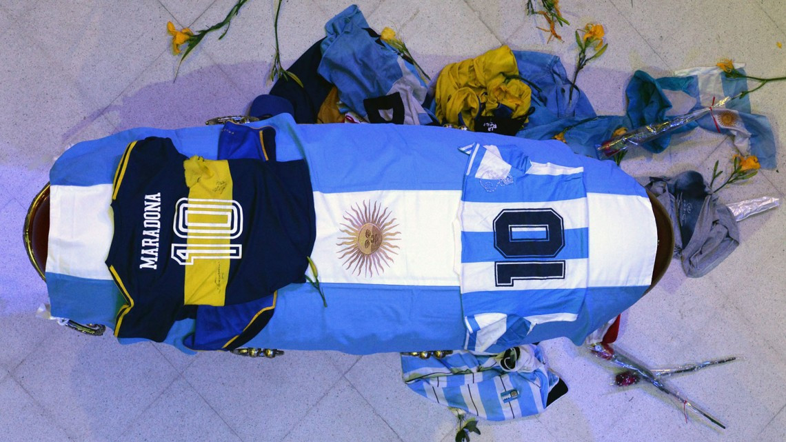 Miles de personas dan último adiós a Maradona en la Casa Rosada en Argentina