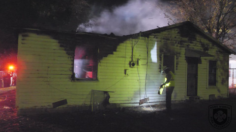 Policías de Texas rescatan a mujer de incendio en su casa