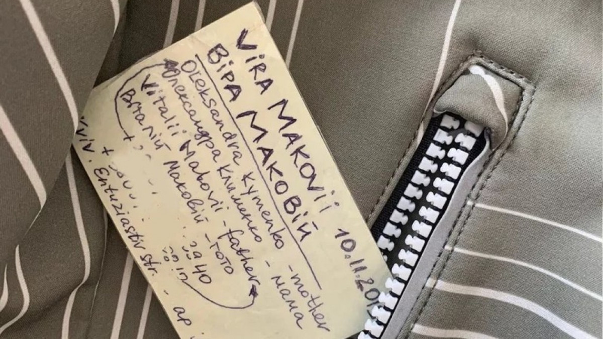 Escriben datos personales en espalda de niña para protegerla de la guerra en Ucrania