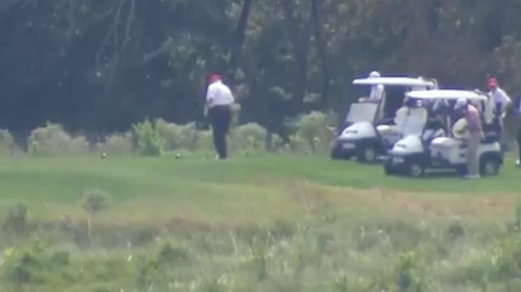 Trump juega golf ante llegada de Dorian a EU
