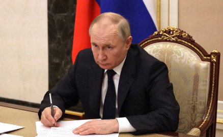 Putin firma decreto que obliga a los países “hostiles” a pagar el gas en rublos