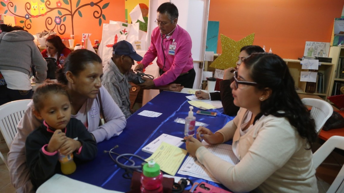 Dialoga Maki con habitantes de Las Delicias