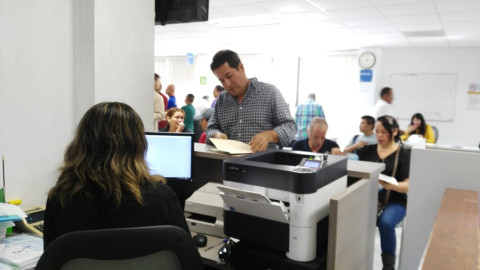 Tramitan 500 placas por día en la oficina fiscal
