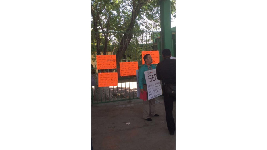 Protestan en Secundaria Escandón, exigen mejor trato