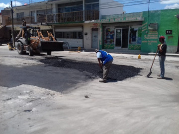 Con 54 toneladas de asfalto rehabilita Municipio calles de la Zona Centro