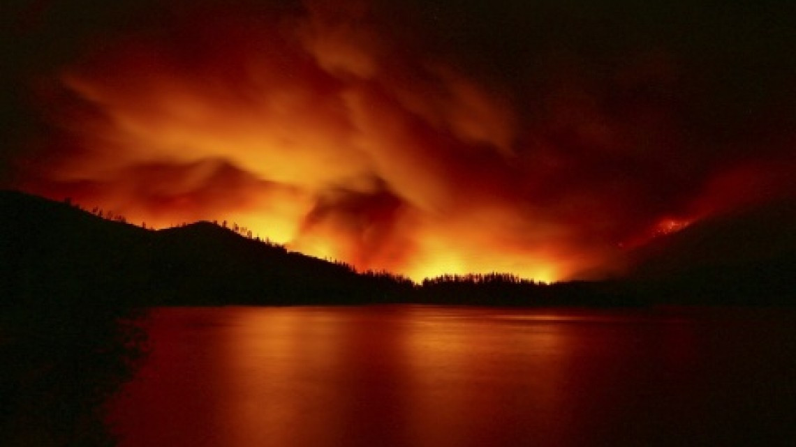 Incendio continua, arrasa con dos pueblos