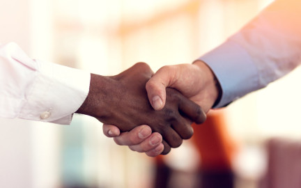 Piden autoridades de Reynosa evitar saludos de mano y beso 