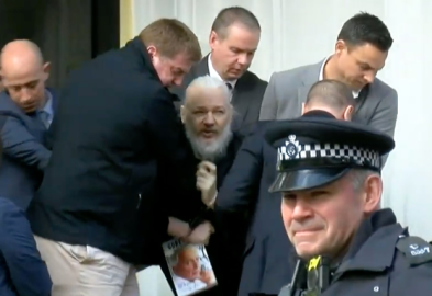 La Policía británica detiene a Julian Assange 