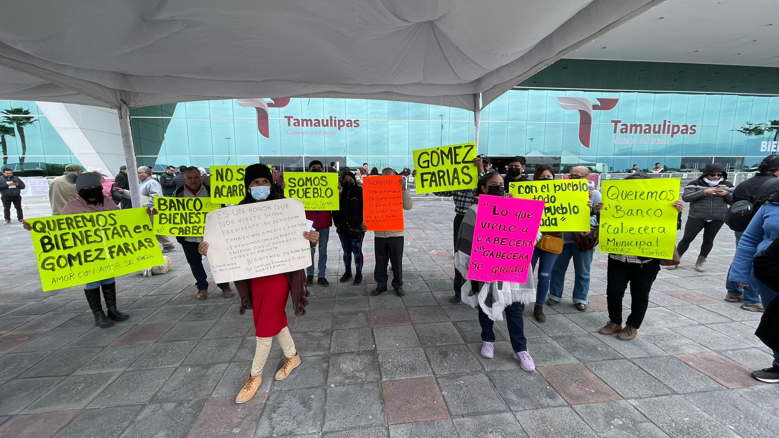 Con peticiones esperan al presidente