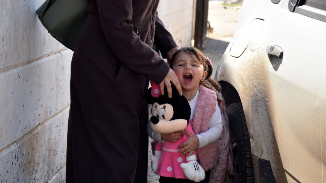 Pequeña que reía por explosiones en Sira, sale del país