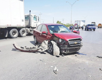 Mujer sufre percance en carretera Aeropuerto