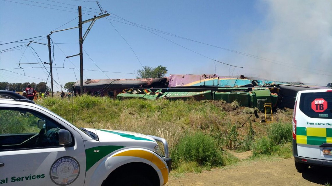 Al menos 12 muertos y 180 heridos en un accidente de tren en Sudáfrica