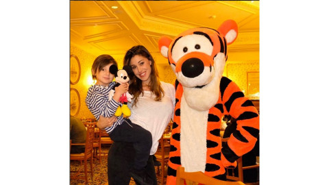 Ex "Playmate" escandaliza por dar lengüetazo a su hijo