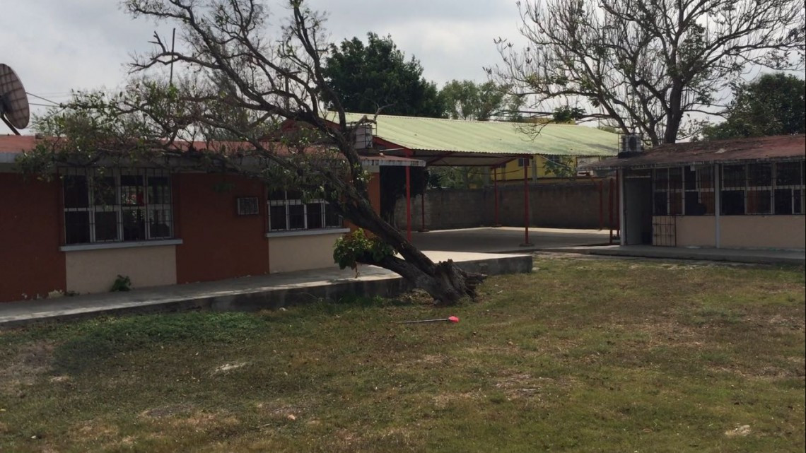 Barda sin cimientos en riesgo de caer sobre estudiantes