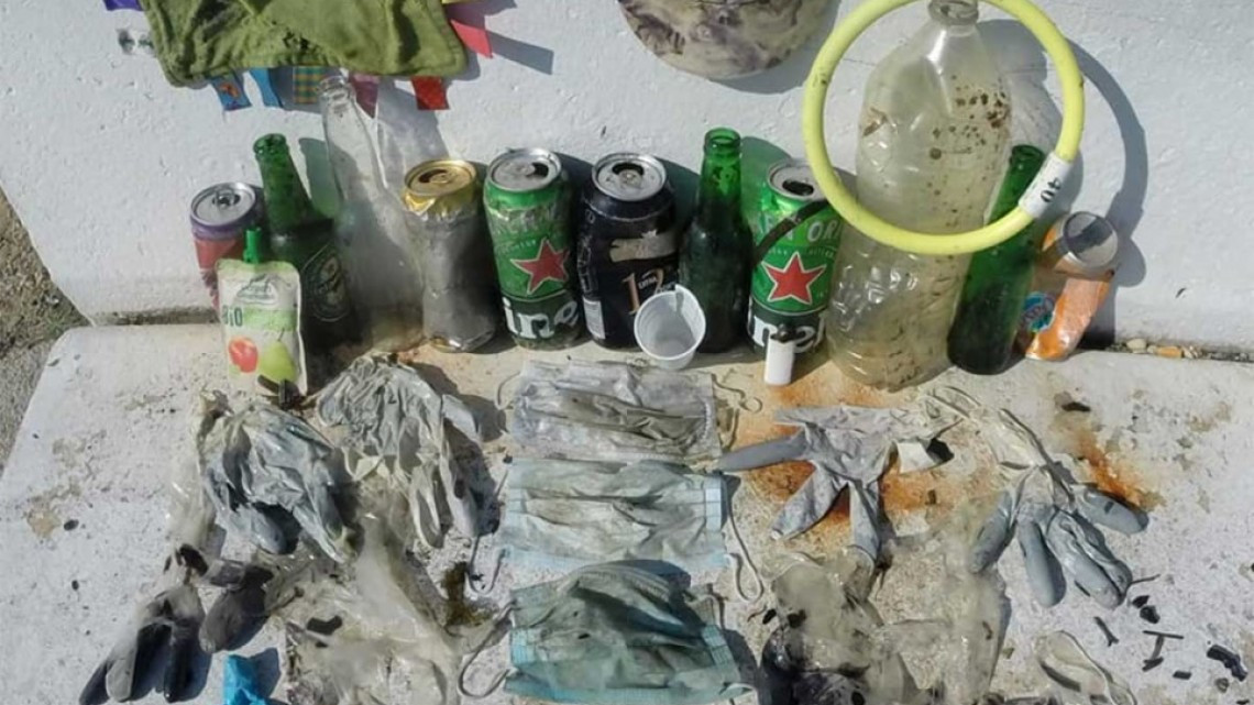 Mar Mediterráneo se cubre de cubrebocas y guantes plásticos