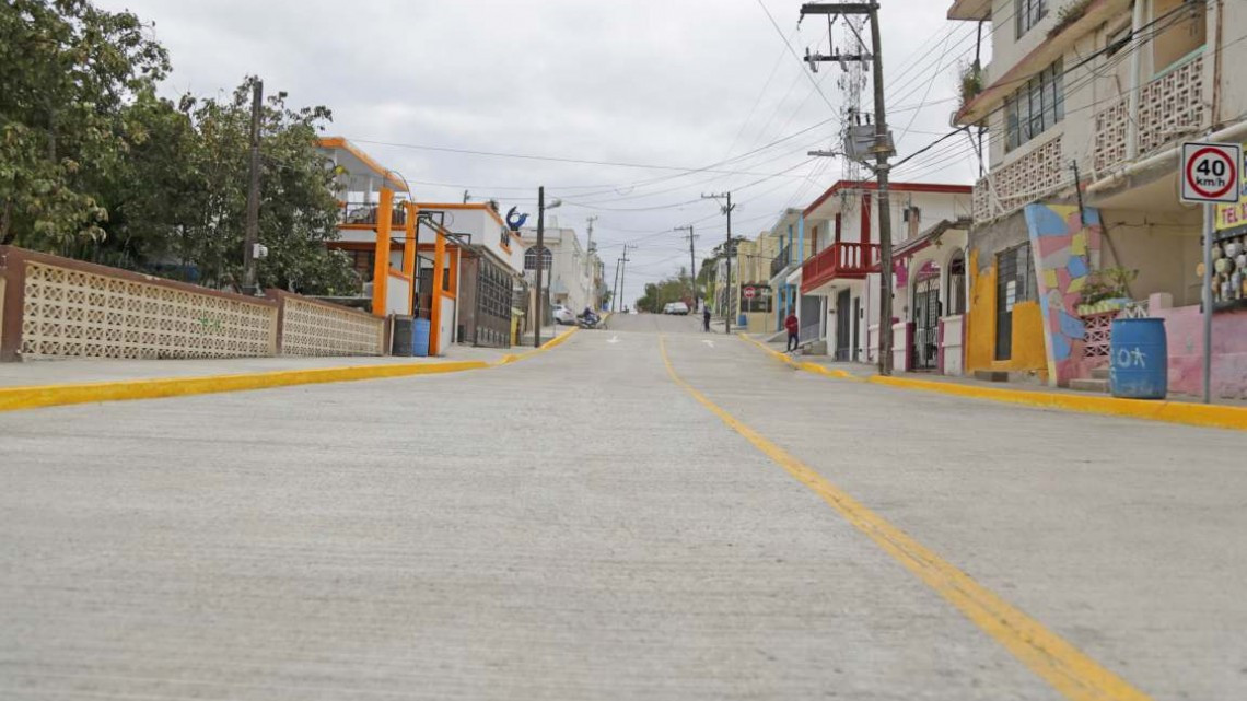Adrián Oseguera lleva bienestar a las colonias con más obras de pavimentación