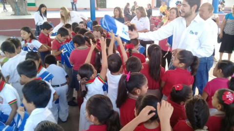 Héctor Escobar entrega mochilas y útiles escolares