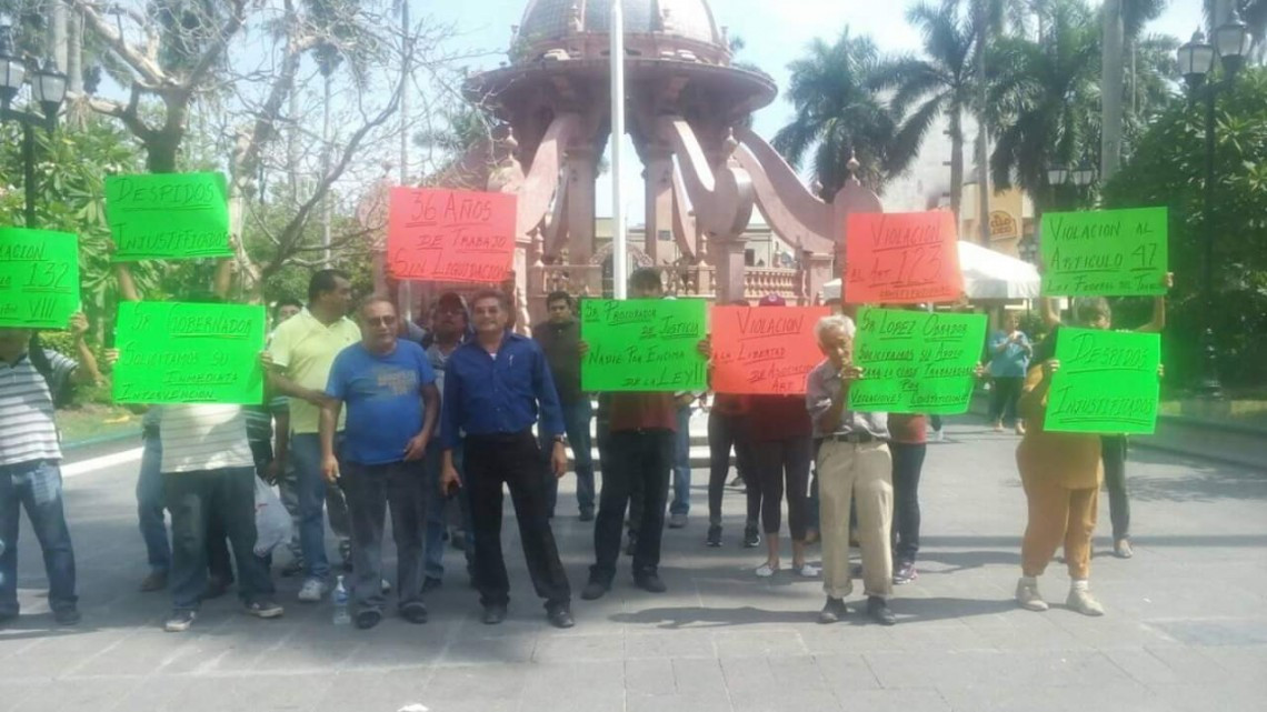 Ex trabajadores del Ayuntamiento hacen plantón frente a presidencia