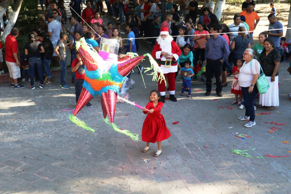 Disfrutan más de 1500 niños Festival “Amor a la Navidad”