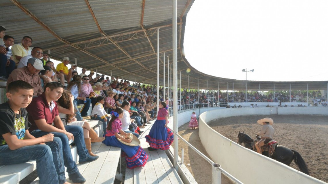 Familias de Reynosa disfrutan de charreada mexicana