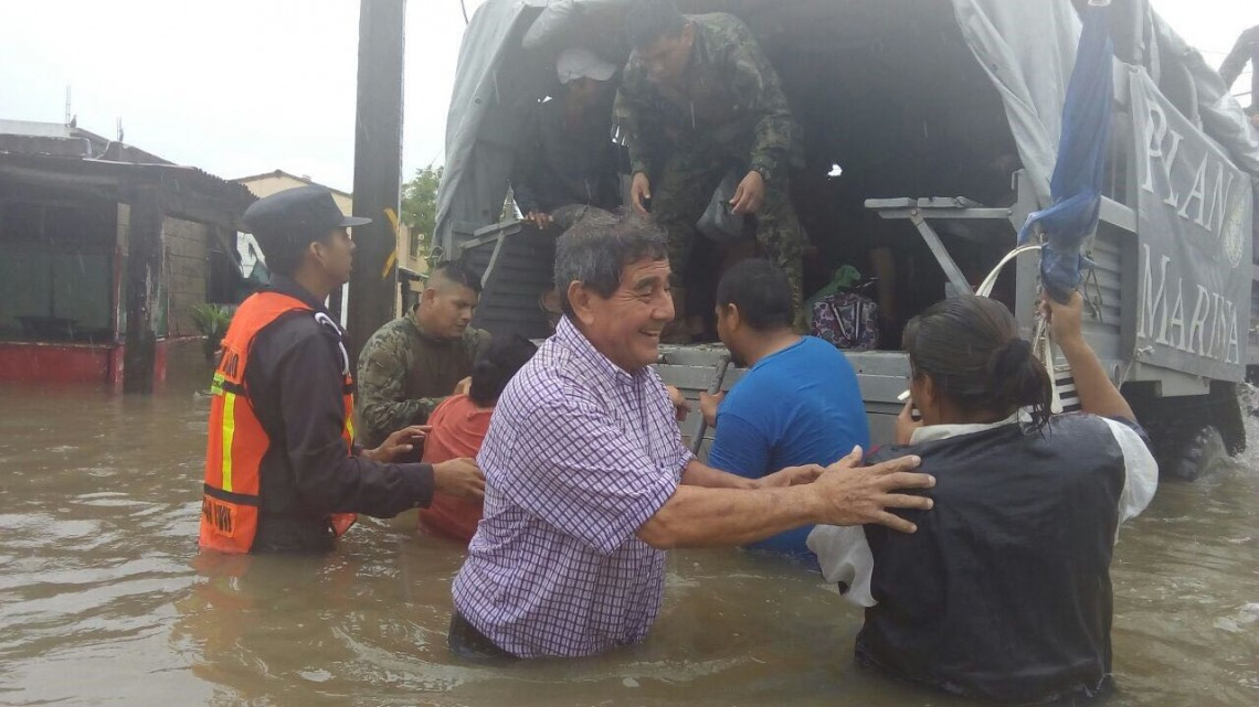 Marina brinda apoyo a la población afectada por inundaciones