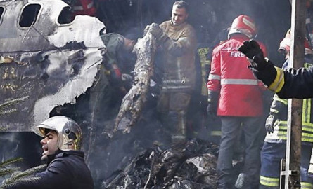 Mueren 15 personas al estrellarse avión de carga en Teherán
