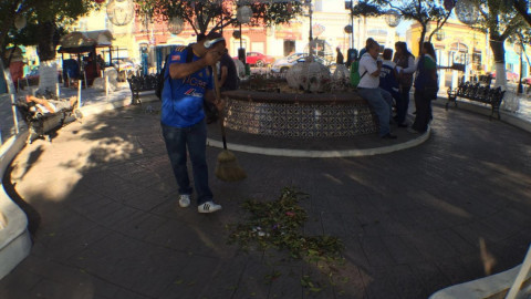 El vaquero paga la apuesta  a Chuchín de la Garza