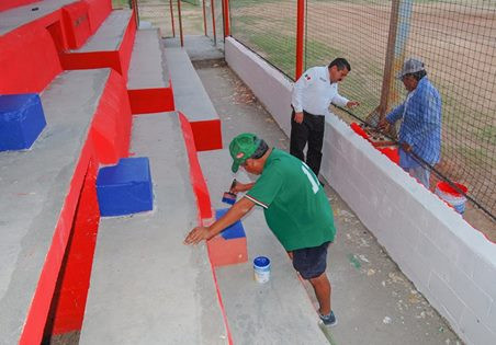 Supervisan mantenimiento de parque de béisbol de liga pequeña