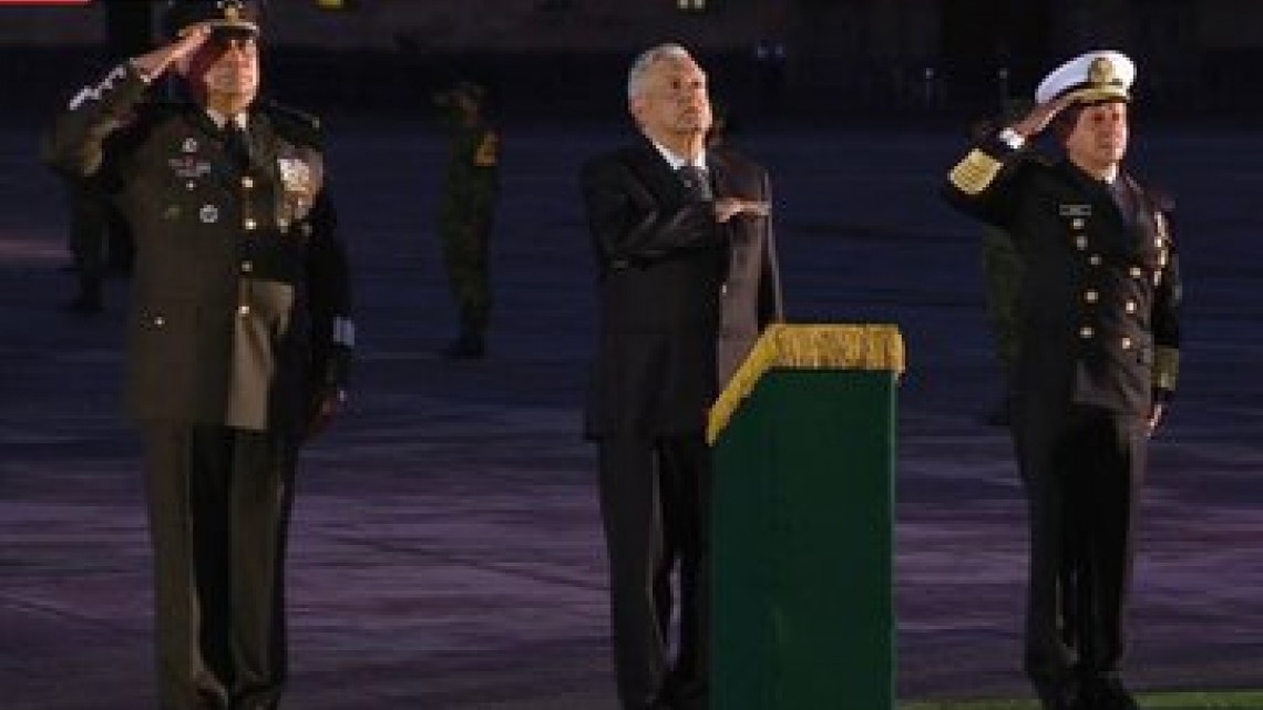 López Obrador iza bandera a media asta por víctimas de sismos