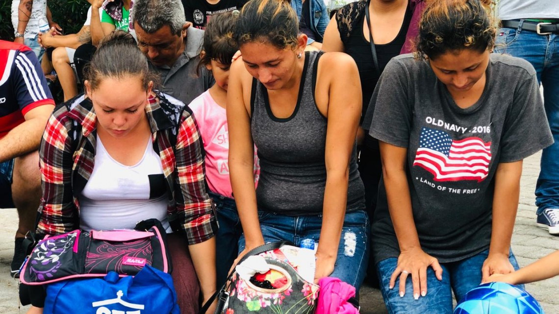 Claman migrantes pidiendo ayuda divina para llegar a EU 