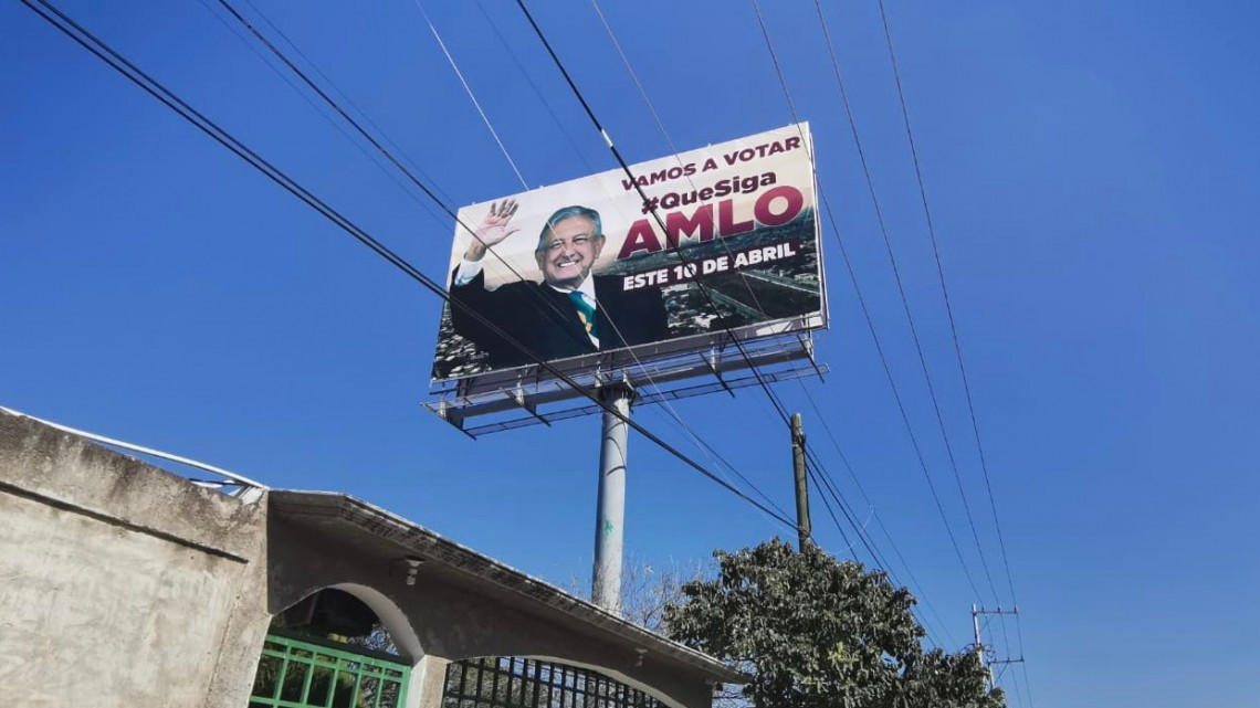 Investiga INE a personas que contrataron espectaculares con imagen de AMLO
