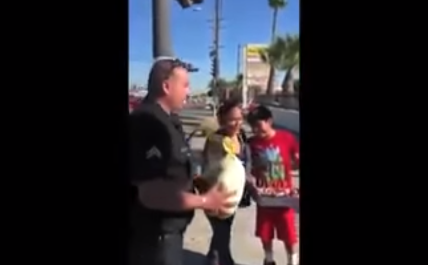 Familia que vende paletas en LA recibe pavo de policía