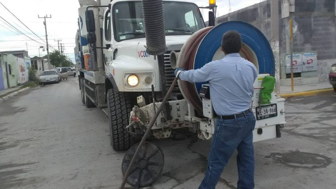 Comapa trabaja con equipo vactor