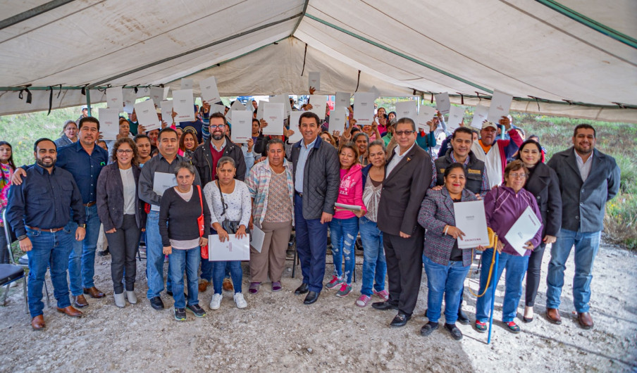 Entrega INSUS escrituras a familias de Matamoros