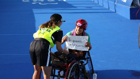 ¡Amor en París! Paratleta Brenda Osnaya le pide matrimonio a su novia 