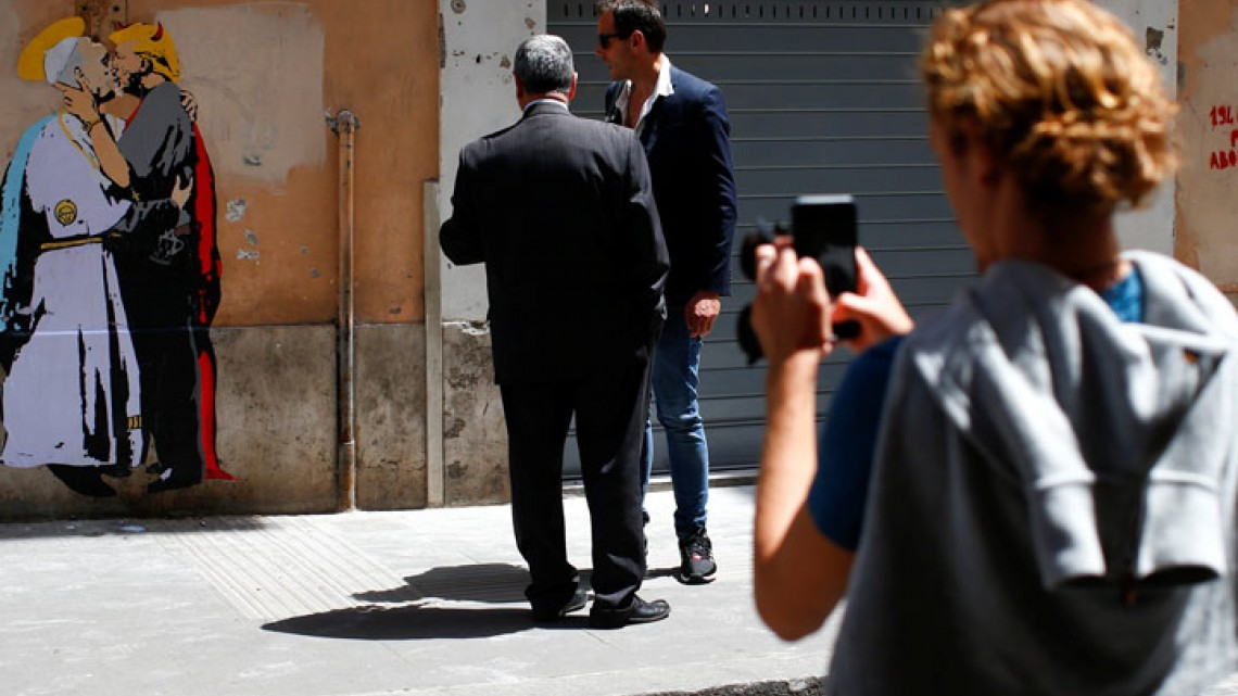 Pintan a Trump y al papa Francisco dándose un beso en Roma 